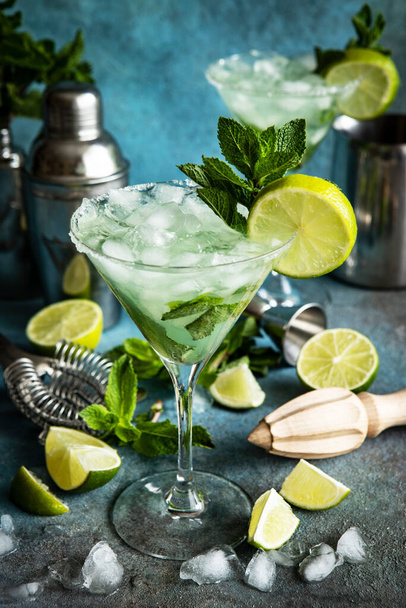 Refreshing drink with lime and  mint  leaves on dark concrete  background, selective focus - Valokuva, kuva