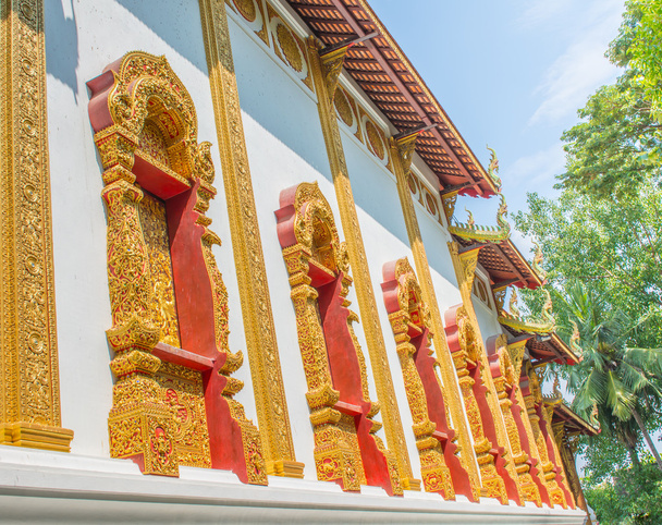 imagen de las ventanas del templo tailandés con cielo azul
 - Foto, imagen