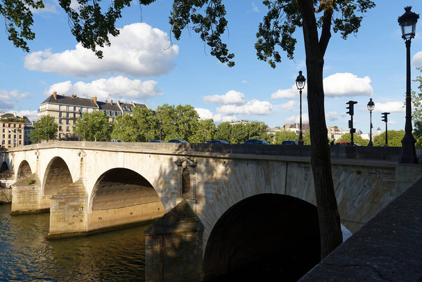 Η γέφυρα Μαρί, μεταξύ του νησιού Σεντ Λούις και του Κουάι ντε Σελεστίν. Θέα από τον ποταμό Σηκουάνα την ηλιόλουστη μέρα, Παρίσι, Γαλλία. - Φωτογραφία, εικόνα