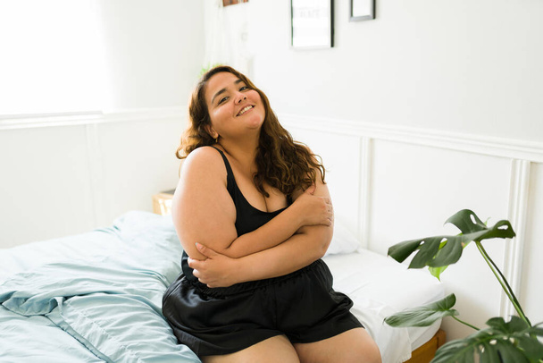 Concetto di accettazione. Bella donna in sovrappeso promuovere la positività del corpo e la diversità  - Foto, immagini