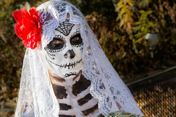 Γυναίκα με νεκρή νύφη απαρτίζουν στις Απόκριες - Φωτογραφία, εικόνα