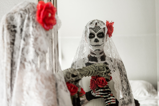 Mulher com noiva morta compõem no Halloween
 - Foto, Imagem