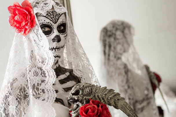Mujer con novia muerta maquillaje en Halloween
 - Foto, imagen