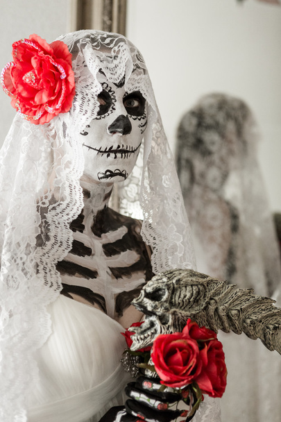 死んだ花嫁と女性がハロウィンで補う - 写真・画像