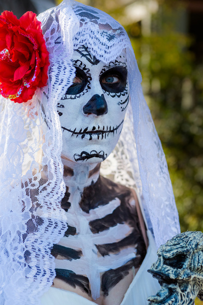 Γυναίκα με νεκρή νύφη απαρτίζουν στις Απόκριες - Φωτογραφία, εικόνα