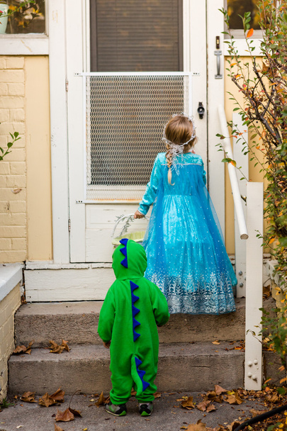 Deux enfants en costumes Trick ou traiter
 - Photo, image