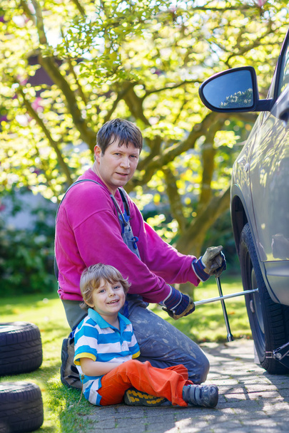 Heureux père et son petit garçon réparer la voiture et changer w
 - Photo, image