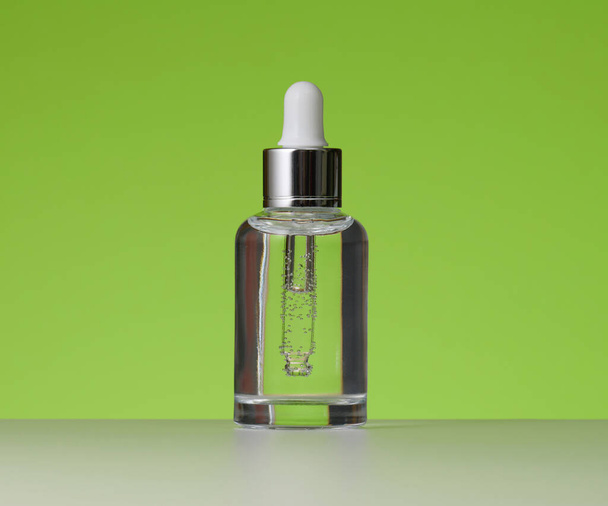 化粧品、オイル、血清用のピペット付きホワイトガラスボトル。広告・商品プロモーション - 写真・画像