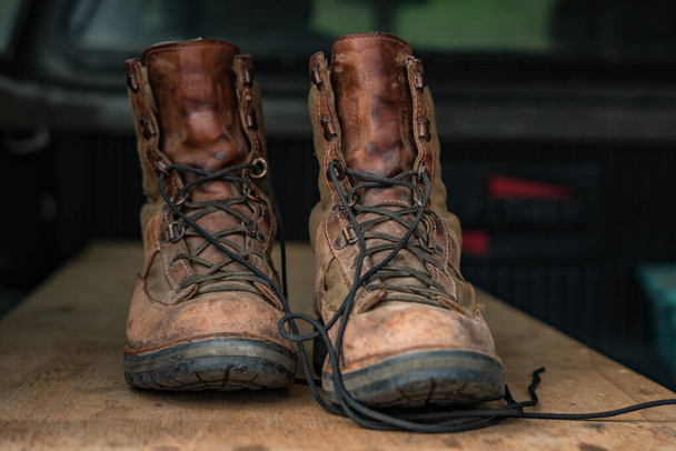 Брудна стара пара старовинних робочих/автостопних черевиків
 - Фото, зображення