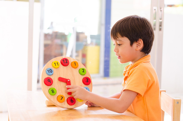 Little boy learning time with clock toy of montessori educationa - Fotoğraf, Görsel