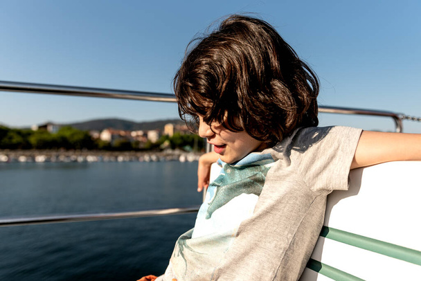 portré egy kislányról, aki egy személyhajón ül - Fotó, kép