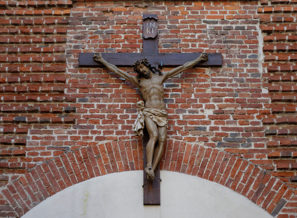 Jesus Christus Kreuzigung an der Fassade der alten jungfräulichen Kirche in Lviv - Foto, Bild