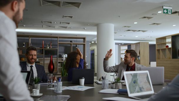 Feliz equipo de oficina celebrando un trato de negocios. Diverso grupo corporativo high five. - Foto, Imagen