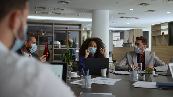 Monietniset toimistotyöntekijät keskustelevat rahoitussuunnitelmasta. Business ryhmä kasvojen naamio - Valokuva, kuva