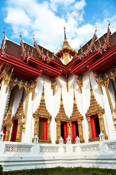 Temple Wat Thewarat at the river Mae Nam Chao Phraya - Фото, зображення