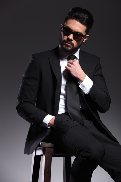 Bello giovane uomo d'affari elegante seduto su uno sgabello
 - Foto, immagini