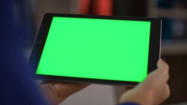 Afroamerikanerin hält Tablet-Digitalgerät Green Screen im Home Office - Foto, Bild