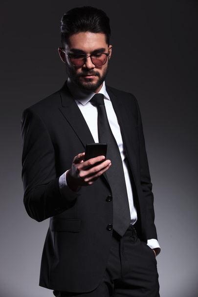 Junger Geschäftsmann textet auf seinem Smartphone - Foto, Bild