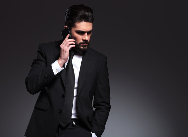 elegancki mężczyzna rozmawia przez telefon - Zdjęcie, obraz