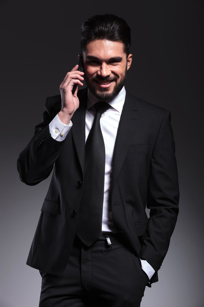 hombre de negocios feliz hablando por teléfono - Zdjęcie, obraz