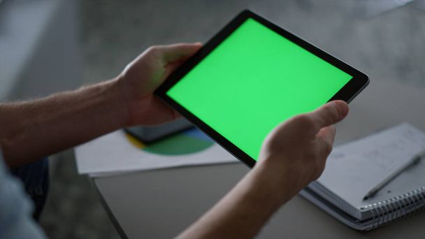 Hombre manos usando tableta dispositivo pantalla verde investigación negocios finanzas en la oficina. - Foto, Imagen