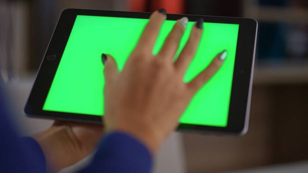 Africano americano manos utilizando tableta información pantalla verde en la oficina. - Foto, Imagen