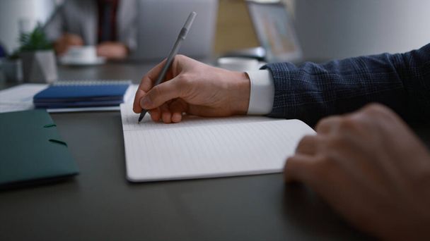 Empreendedor mãos escrever documento em papel no escritório. Conceito de reunião de negócios. - Foto, Imagem