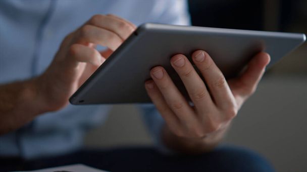 Руки людини використовують планшетну комп'ютерну панель. Бізнесмен серфінг Інтернет в офісі
. - Фото, зображення