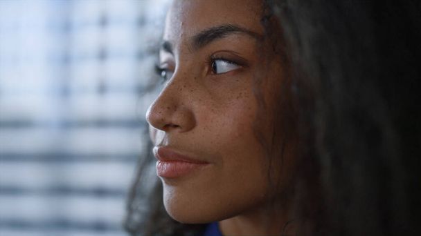 Giovane donna capelli neri in cerca di carriera aziendale in ufficio finestra - Foto, immagini