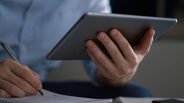 Zakenman onderzoek tablet analyseren bedrijfsgegevens schrijven notities in kantoor. - Foto, afbeelding