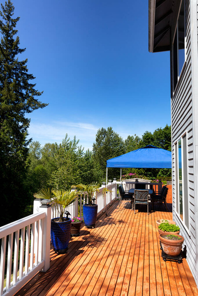 Home Holz Deck Wartung mit Beizen und Malerei für die perfekte Sommersaison Hinterhof abgeschlossen - Foto, Bild