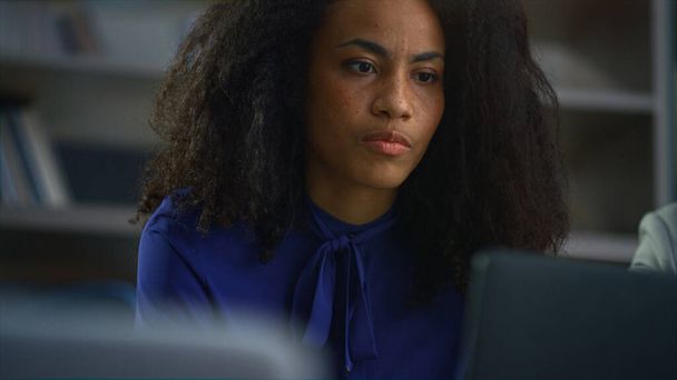 Africano americano mulher chefe falando ideia de negócios em chamada de vídeo laptop no café. - Foto, Imagem