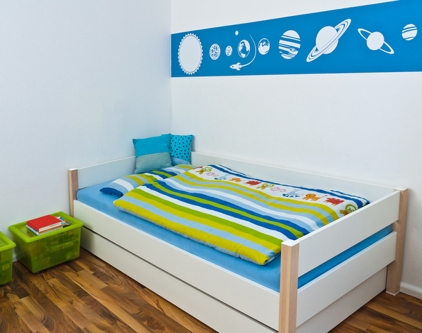 Sala de juegos para niños con cama
 - Foto, imagen