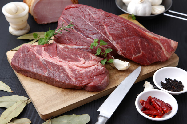 čerstvé syrové hovězí maso - Fotografie, Obrázek