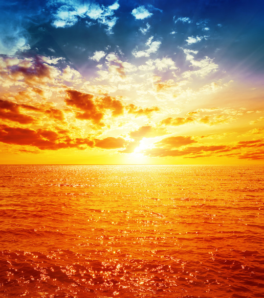 goede oranje zonsondergang over zee - Foto, afbeelding
