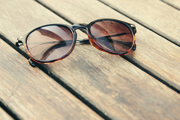 Sunglasses on wood - Φωτογραφία, εικόνα