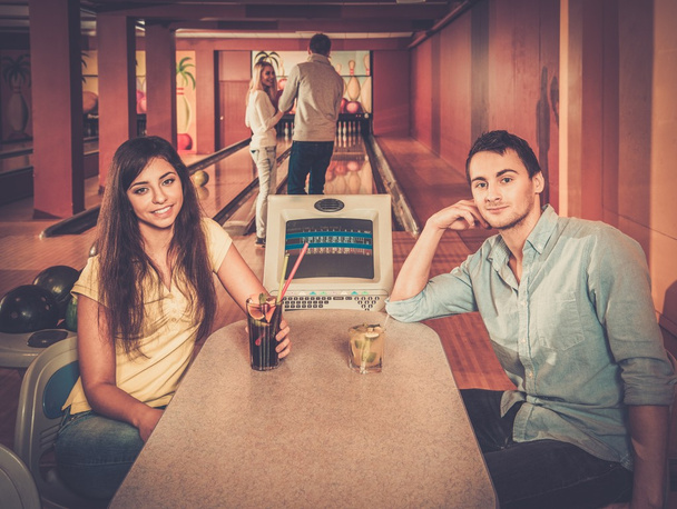 Ζευγάρι πίσω από το τραπέζι στο club μπόουλινγκ - Φωτογραφία, εικόνα