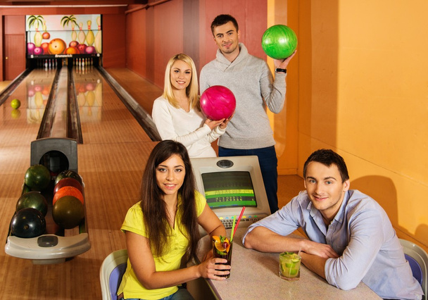 Skupina mladých lidí za stolem v bowling Clubu - Fotografie, Obrázek