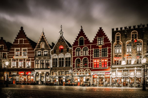 geschmückter und beleuchteter Marktplatz in Brügge, Belgien - Foto, Bild