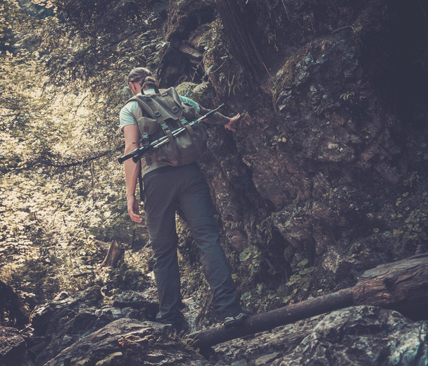 Человек-турист, идущий по течению в горном лесу
 - Фото, изображение