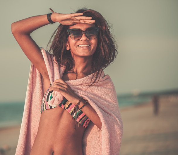Giovane ragazza nera in costume da bagno su una spiaggia
 - Foto, immagini