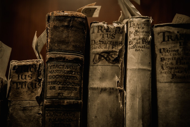 Libros antiguos en fila
  - Foto, imagen
