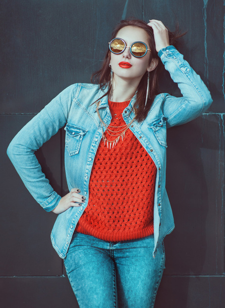 Krásná mladá dívka v červené jersey s brýlemi  - Fotografie, Obrázek