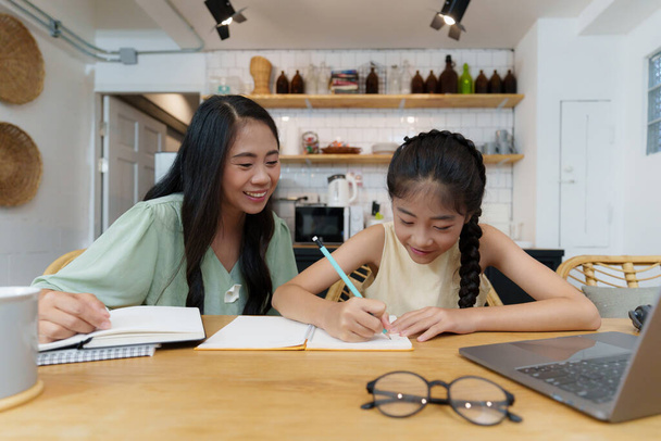 Kisiskolás ázsiai anya és fiatal lány diák tanul online. Elektronikus tanulás Online oktatás koncepciója. - Fotó, kép