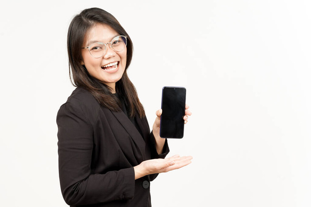 Mostrando aplicativos ou anúncios na tela em branco Smartphone de bela mulher asiática vestindo preto Blazer - Foto, Imagem