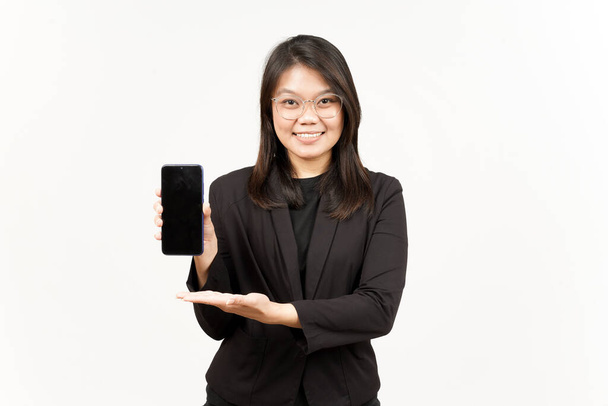 Alkalmazások vagy hirdetések mutatása az üres képernyőn Okostelefon gyönyörű ázsiai nő viselő fekete blézer - Fotó, kép