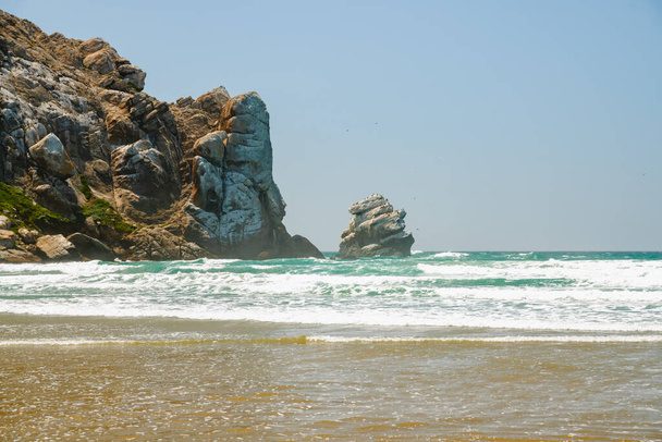 Morro Rock na plaży, słoneczny dzień w Morro Bay State Park, California Central Coast - Zdjęcie, obraz