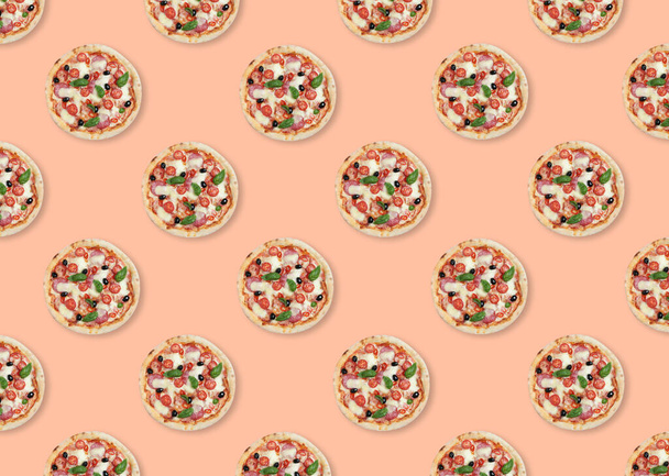 Many delicious pizzas on pink background, flat lay. Seamless pattern design - Valokuva, kuva