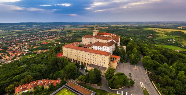 Pannonhalma, Ungheria Veduta aerea panoramica della bellissima Abbazia Benedettina Millenaria di Pannonhalma (Pannonhalmi Apatsag) con cielo azzurro e fogliame verde d'estate - Foto, immagini