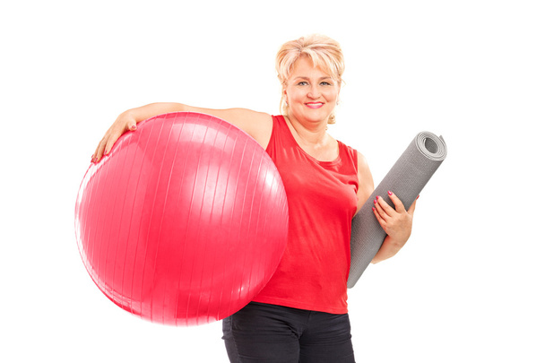 Frau mit Fitnessball und Gymnastikmatte - Foto, Bild